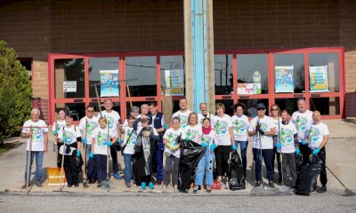 Venti volontari hanno ripulito l'area esterna del palazzetto dello sport di Cuneo