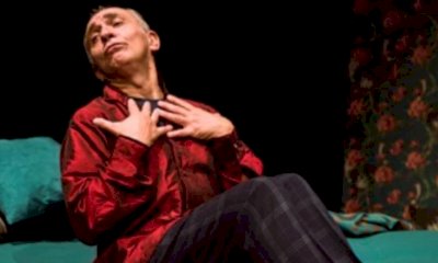 Teatro Toselli, sale l’attesa per l’esilarante monologo che fa riflettere sui condizionamenti familiari