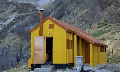 Alla capanna sociale Roberto Barbero si possono sfogliare le pagine di un libro ammirando la natura
