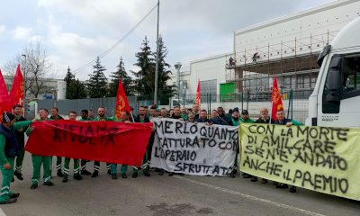 La protesta degli operai alla Merlo: “Se l’azienda è una famiglia, non ci devono essere figli bastardi”