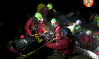 Il Soccorso Alpino simula un difficile salvataggio in una grotta della val Corsaglia