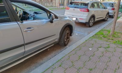 Vandali in azione a Cuneo: in frantumi i finestrini di quattro auto sul Lungogesso