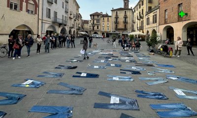 Denim Day in piazza Santarosa a Savigliano contro la violenza di genere