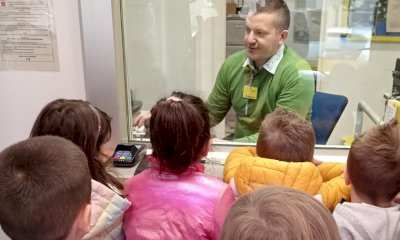 Alba, gli alunni della scuola dell'infanzia alla scoperta dell'ufficio postale