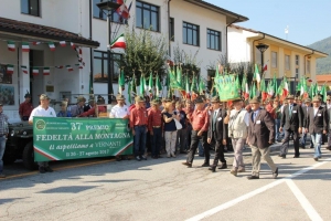 Oltre 1000 penne nere hanno partecipato a Cervasca al corteo della domenica, insieme ad una ventina di gonfaloni di comuni limitrofi, 80 gagliardetti e tre vessilli sezionali.