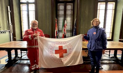Alba: torri illuminate di rosso e bandiera esposta per la Giornata mondiale della Croce Rossa