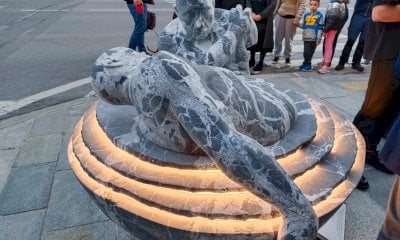 In corso Giolitti una scultura di marmo celebra la vita che rinasce dopo il Covid