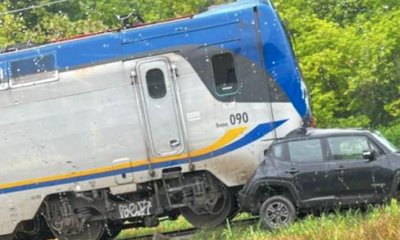 Treno travolge un'auto bloccata sul passaggio a livello ad Alba: nessun ferito