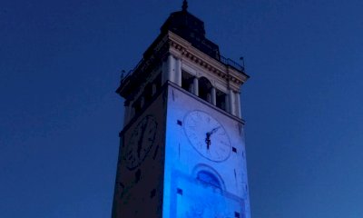 La Torre Civica illuminata di blu per sensibilizzare sulla neurofibromatosi