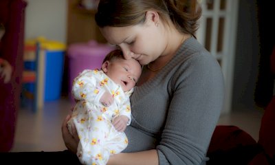 La denuncia di una mamma: “Il mio compagno colpì nostra figlia neonata, mentre la tenevo in braccio”