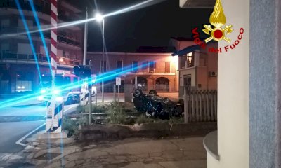 Finisce sui binari con l'auto dopo un incidente: i fatti nella notte a Neive