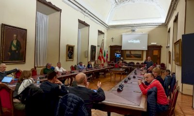 Piazza Europa, le opposizioni litigano con il tecnico. E annunciano: “Cadrà prima la sindaca dei cedri”