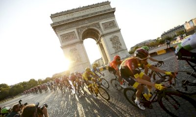 Alba rende omaggio al Tour de France con una pedalata no stop su cyclette in piazza Ferrero