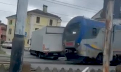 Treno colpisce un furgone bloccato sul passaggio a livello a Savigliano