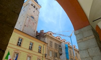 Sotto la torre civica di Cuneo “spuntano” cinque abbaini: “È un obbrobrio”