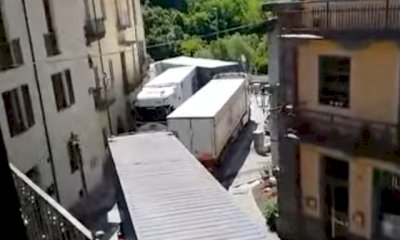 L'ennesimo ingorgo di mezzi pesanti paralizza il centro di Demonte