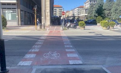 Piazza Europa, l’attraversamento ciclabile è “storto”: la denuncia del consigliere Lauria