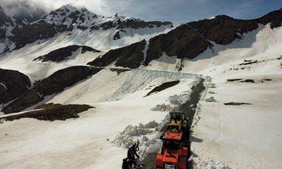 Colle dell’Agnello, due squadre della Provincia al lavoro per sgomberare i muri di neve