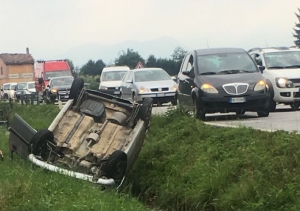 Auto esce di strada tra Cuneo e Centallo