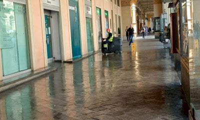 Al via le operazioni di pulizia della pavimentazione lungo i portici di Cuneo