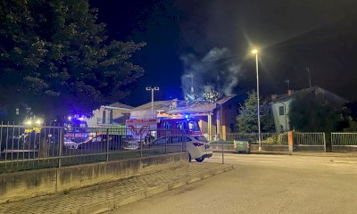 Fiamme sul tetto di un’abitazione a Castelletto Stura
