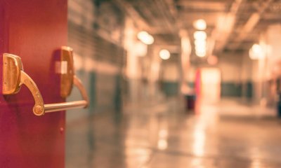 Sbatte la porta del condominio fino a scardinarla, il giudice la condanna