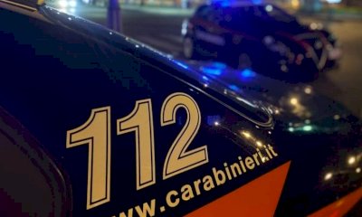 Armato di coltello, entra in casa della ex e aggredisce il suo compagno: arrestato a Bra