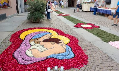 Un tappeto di fiori per la Madonna del Carmine a Cuneo (GALLERIA)