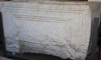 Un sarcofago e oltre duemila monete di età romana recuperate dai Carabinieri: a Bra la riconsegna allo Stato