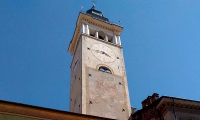 Sulla Torre Civica di Cuneo un appello al cessate il fuoco in Medio Oriente