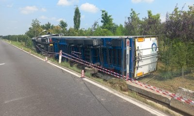 Camion rovesciato tra Cuneo e Centallo