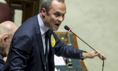 Azione, Costa sempre più lontano da Calenda: “Alleati con chi è in piazza contro Toti? Vengono i brividi”