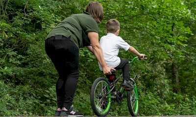 Il bimbo di otto anni perde la mamma, tutta la classe raccoglie una somma per garantirgli il futuro