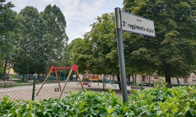 Cuneo, la ciclabile della discordia taglia in due il parco dei bambini: “Sfrecciano bici e monopattini”