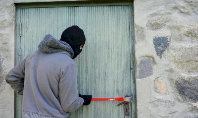 Entra in una casa per rubare, il proprietario e i figli lo pestano