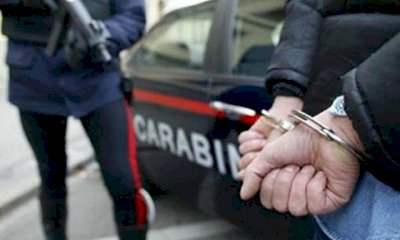 Il ladro sorpreso in casa e picchiato dal proprietario finisce ai domiciliari