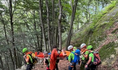 Cade sul sentiero del rifugio Morelli, i soccorritori lo trasportano a spalle