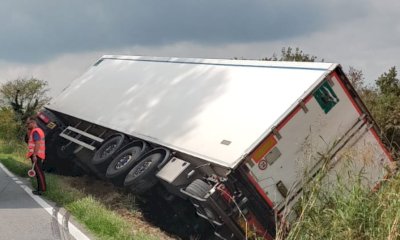Autoarticolato fuori strada a Pollenzo