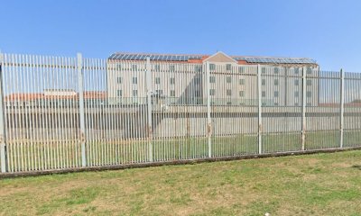 Un detenuto sale sul tetto del carcere e chiede il trasferimento: disordini a Cuneo