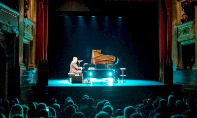 Il Festival dei Luoghi Comuni al Toselli con uno spettacolo teatrale e un concerto benefico