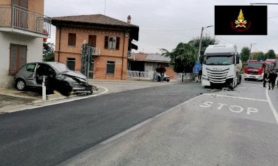 Scontro tra auto e autoarticolato a Priocca, un ferito