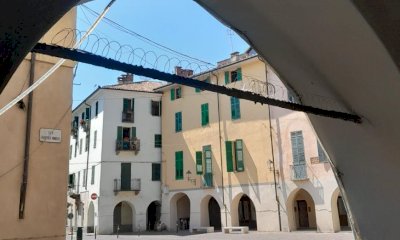 Nuovi dissuasori contro i piccioni nel centro storico di Racconigi