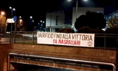 A Cuneo spunta uno striscione in onore di Nasrallah