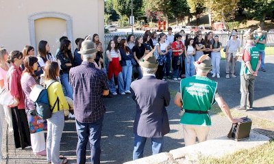 Incontro tra generazioni lungo il sentiero degli Alpini: la visita degli studenti al Memoriale