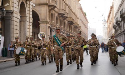 Penne nere in piazza: migliaia di persone al “tour” degli Alpini a Torino