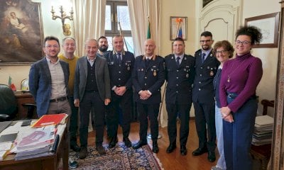 Bra, una giovane donna minacciava di buttarsi dal balcone: salvata dagli agenti di Polizia Locale