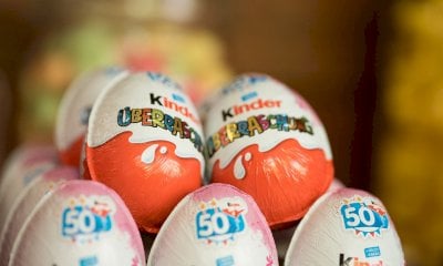 L’ovetto Kinder ha mezzo secolo: Ferrero lo festeggia aprendo la “fabbrica di cioccolato”