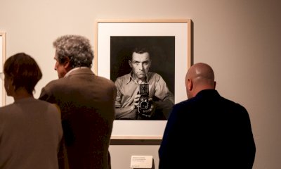 “Doisneau oltre il bacio”, al Filatoio di Caraglio si approfondisce la figura del grande fotografo francese