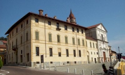 Bra espone un drappo bianco per sensibilizzare sul tumore al polmone
