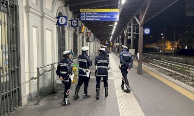 Disturbano i passeggeri sul treno Torino-Alba, i vigili li fermano a Bra